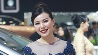 Senyum manis usher Lexus yang mengenakan kebaya di GIIAS 2019.