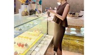 Nah, kalau ini momen Yoona saat mampir ke sebuah butik dessert. Sepertinya ia tak mau melewatkan tampilan dessert-dessert cantik. Foto: Instagram yoona_lim