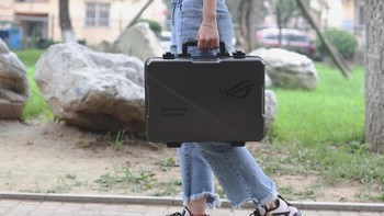 ROG Phone 2 dikemas dalam tas khusus. Foto: Sina Mobile