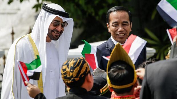 Abu Dhabi's Crown Prince Sheikh Mohammed bin Zayed Al Nahyan and Indonesian President Joko Widodo are greeted by students during a meeting at the presidential palace in Bogor, Indonesia, July 24, 2019. Mast Irham/Pool via Reuters