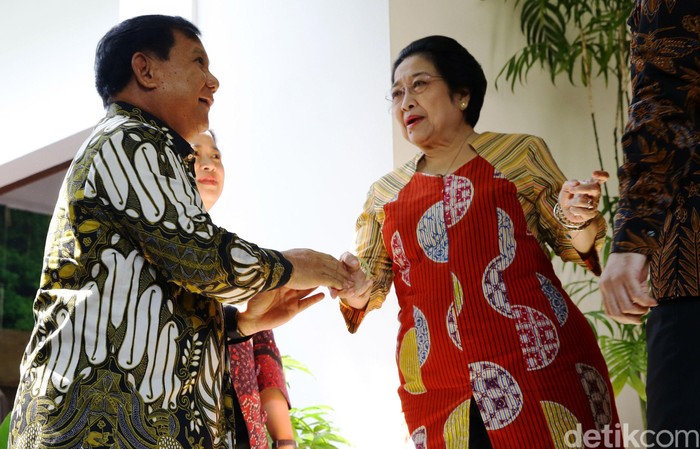 Ketum Gerindra, Prabowo Subianto, menyambangi kediaman Megawati Soekarnoputri. Ketum PDIP itu pun nampak tersenyum cerah menyambut Prabowo di kediamannya.