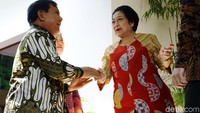 Keduanya nampak bersalaman saat bertemu di depan pintu masuk kediaman Megawati Soekarnoputri.