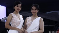 Mereka tampil dengan busana serba putih.