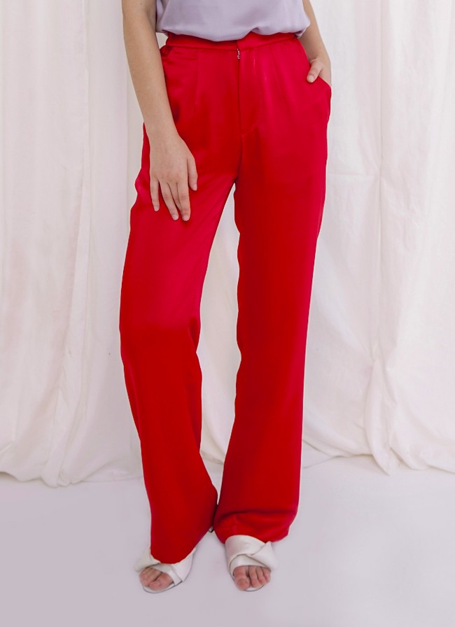 Celana berwarna netral memang lebih fleksibel untuk dipadukan dengan atasan berbagai warna. Namun celana warna terang seperti merah juga patut dikoleksi. Anda bisa menggabungkan dengan atasan sewarna atau berwarna gelap. Camilla Pants ini dapat dimiliki seharga Rp 349 ribu. Foto: Dok. Bobobobo