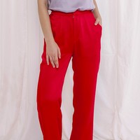 Celana berwarna netral memang lebih fleksibel untuk dipadukan dengan atasan berbagai warna. Namun celana warna terang seperti merah juga patut dikoleksi. Anda bisa menggabungkan dengan atasan sewarna atau berwarna gelap. Camilla Pants ini dapat dimiliki seharga Rp 349 ribu. Foto: Dok. Bobobobo