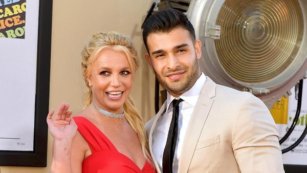 Britney Spears Cium Berondongnya di Premier Once Upon a Time In Hollywood