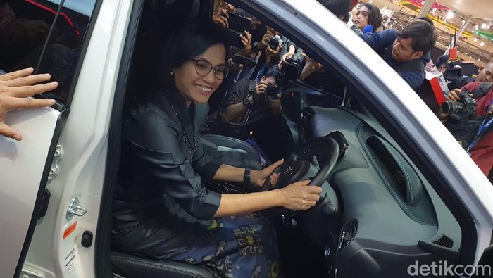 Menkeu Sri Mulyani melihat-lihat aneka mobil yang dipamerkan di GIIAS 2019 di ICE, BSD, Tangerang, Rabu (24/7/2019).