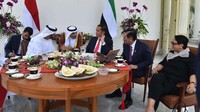 Putra Mahkota Abu Dhabi Sheikh Mohamed Bin Zayed Al Nahyan bertemu dengan Presiden Joko Widodo (Jokowi). Di sela-sela pertemuan, Sheikh Mohamed disuguhi salak dan durian saat verranda talk dengan Jokowi di Istana Bogor, Jawa Barat. Dok. Biro Pers Sekretriat Presiden/Rusman