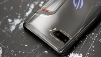 Asus menanamkan dia kamera di bagian belakang. Kamera utamanya 48 MP, satu lagi 13 MP dengan sudut pandang 125 derajat. Untuk selfie tersedia kamera 24 MP. Foto: Sina Mobile