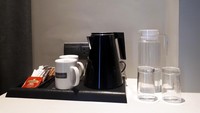 Ramah lingkungan juga terlihat dari tidak adanya botol plastik air minum kemasan. Botol itu diganti dengan teko kaca, airnya bebas diambil dari dispenser di koridor kamar. (Wahyu/detikcom)