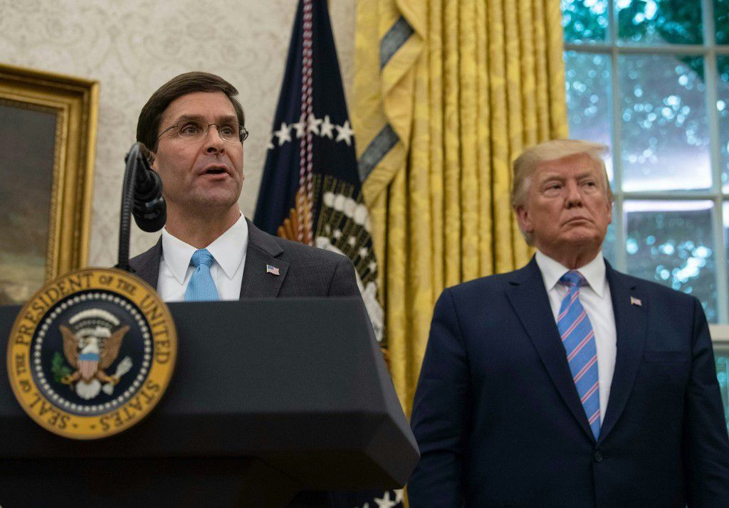 Mark Esper (L) is sworn-in as Defense Secretary by Associate Justice Samuel Alito (R) before her wife Leah Esper (c) in the Oval Office at the White House on July 23, 2019 in Washington, DC. - The Senate Tuesday voted overwhelmingly 90 to 8 to confirm President Donald Trump's pick for secretary of defense, Mark Esper, giving the Pentagon its first permanent chief since James Mattis stepped down in January. (Photo by NICHOLAS KAMM / AFP)