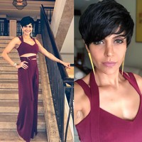 Berbagai media India pun kerap menyebut sosok Mandira sebagai bukti nyata dari istilah age is just a number. Mandira yang meraih popularitas melalui serial opera sabun harian pertama di India, Shanti, itu memiliki tubuh berotot dan perut six pack di usia hampir 50 tahun. Foto: Instagram @mandirabedi