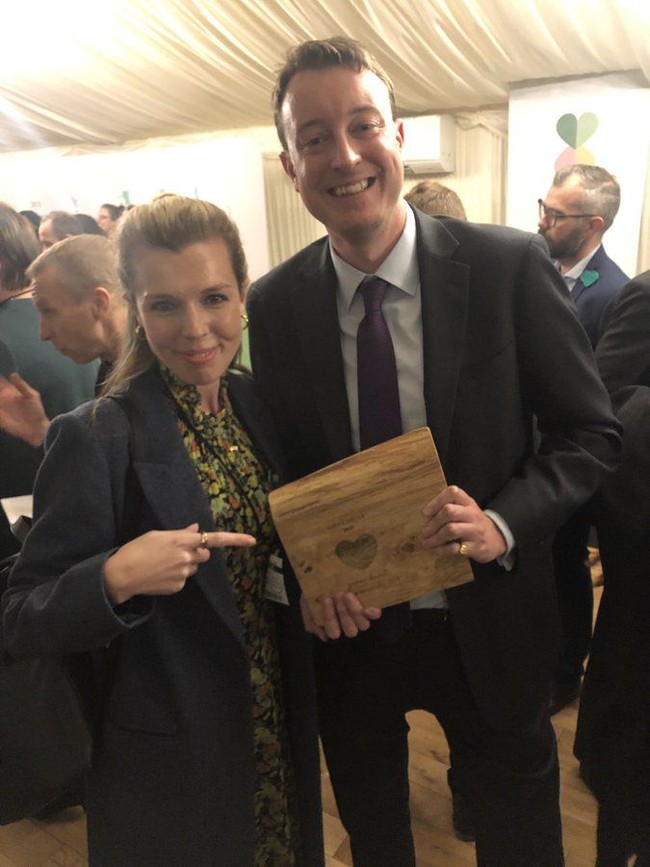 Kabarnya, Boris sudah mengajak Carrie untuk tinggal bersama di kediaman resmi PM Inggris di 10 Downing Street. Bila itu terjadi, Boris dan Carrie akan menjadi pasangan bukan suami-istri pertama yang tinggal di sana dalam sejarah Inggris. (Foto: Twitter/@carriesymonds)