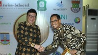 Direktur Komunikasi Publik Lippo Group Danang Kemayan Jati menerima ucapan selamat dari Menteri Dalam Negeri RI Tjahjo Kumolo. Foto: Dok. Lippo Karawaci.