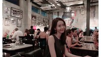 Personel Girls Generation ini tak segan mampir bersantap di kafe. Tak diketahui pasti menu apa yang dinikmatinya, tapi ekspresi wajah Yoona kelihatan happy! Foto: Instagram yoona_lim