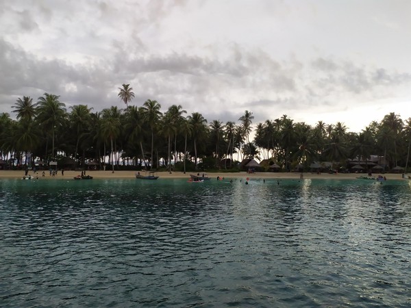 Ada juga Pulau Palambak yang relatif lebih sepi. Pulaunya juga sangat bersih dan tak kalah menakjubkan. (Agus Setyadi/detikcom)