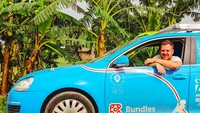 Wakker memulai perjalanannya dari Belanda mulai Maret 2016 dengan mobil yang dinamainya Blue Bandit. (plugmeintravel/Instagram)