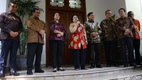 Megawati juga bicara soal politik nasi goreng. Prabowo, kata Megawati, kerap menagih bertemu demi dimasakkan nasi goreng. 