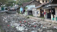 Keringnya sungai sudah terlihat sejak musim kemarau tiba.