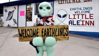 Kebanyakan memang hanya bercanda tapi setelah sekitar Area 51 didatangi media, ternyata ada penginapan yang sudah penuh dibooking. Foto: Getty Images