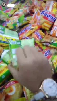 Duh, Aksi Remaja Remukkan Mie Instan di Supermarket Ini Jadi Heboh