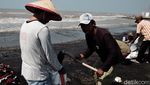 Warga Ramai-ramai Bersihkan Pantai dari Tumpahan Minyak