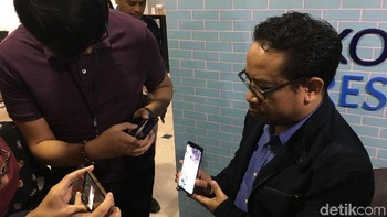 Saat ini Nando menyatakan bahwa tiga konten video di akun YouTube Kimi Hime sudah di-suspend atas permintaan Kominfo. (Foto: Agus Tri Haryanto/detikINET)