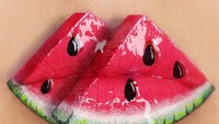 Wah, terlihat seperti gambar vektor irisan semangka merah, ya? Pencinta semangka pasti mau mencoba lip art ini. Foto: Instagram tutushka_makeup