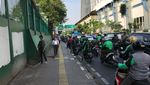 Potret Ojol Tumpah Ruan Depan Stasiun Palmerah
