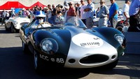 Peserta lainnya, Jakob Richi mengendarai mobil Jaguar Tipe D pabrikan tahun 1964 di ajang balapan mobil antik tersebut.