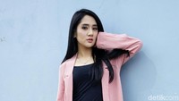 Selain itu Bella juga menuai sensasi dengan menyanyikan lagu bertajuk ikan asin. Pool/Palevi S/detikFoto.