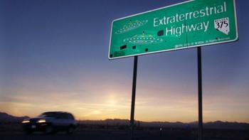 Jalan menuju Area 51 pun dissebut Extraterrestrial Highway saking lekatnya tempat tersebut dengan dugaan sebagai tempat alien disembunyikan. Foto: Associated Press