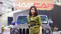 Pesona seorang SPG berpose di depan salah satu mobil Jeep yang dipamerkan di GIIAS 2019.