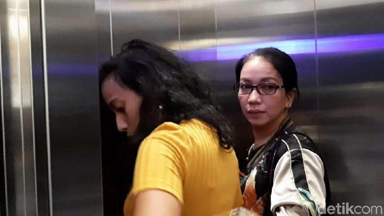 Jefri Nichol Masih Diperiksa, Keluarga Jenguk Bawa Salad Buah-Susu Jefri Nichol Masih Diperiksa, Keluarga Jenguk Bawa Salad Buah-Susu