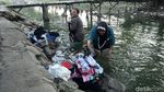 Potret Warga Mencuci Baju di Sungai Cisadane Tangerang