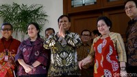Megawati dan Prabowo sempat mengobrol singkat di depan rumah.