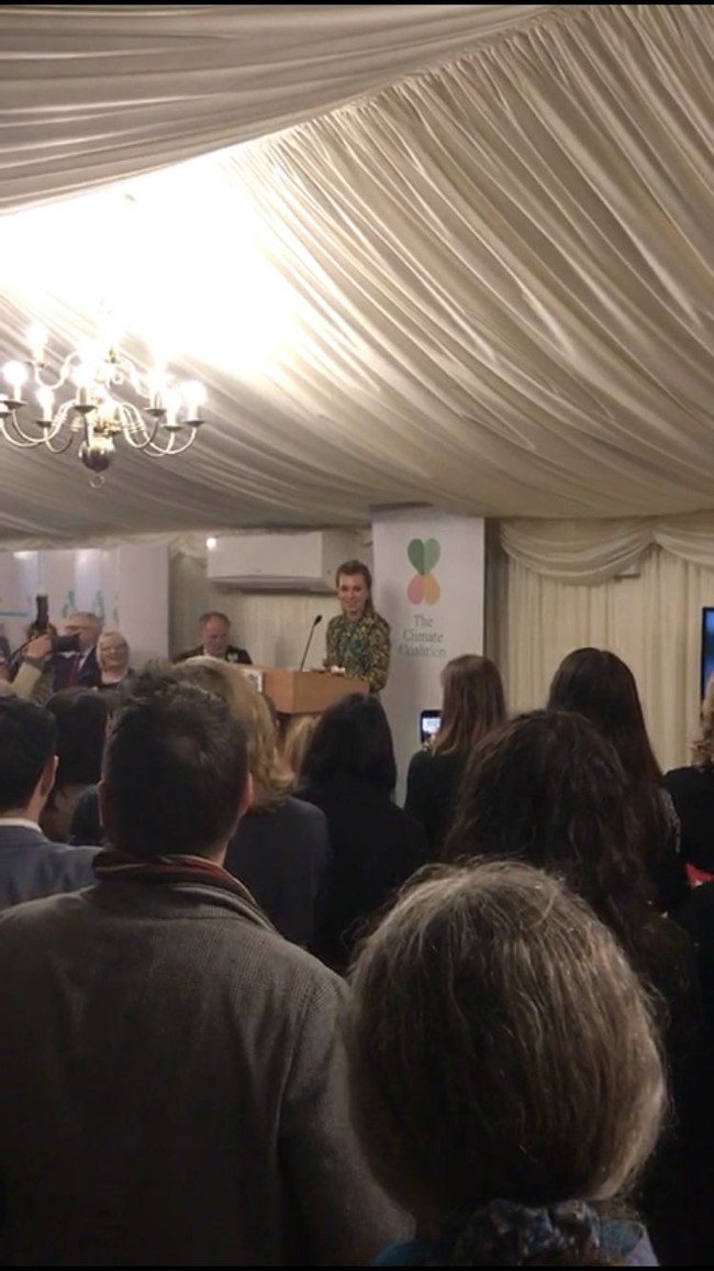 Carrie sangat vokal dalam menyuarakan kepeduliaannya terhadap lingkungan. Selain lewat media sosial, ia juga kerap turun ke jalan untuk berdemonstrasi. Terakhir, ia ikut serta dalam aksi protes menolak perburuan hiu di Jepang yang digelar di London, Mei lalu. (Foto: Twitter/@carriesymonds)