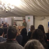 Carrie sangat vokal dalam menyuarakan kepeduliaannya terhadap lingkungan. Selain lewat media sosial, ia juga kerap turun ke jalan untuk berdemonstrasi. Terakhir, ia ikut serta dalam aksi protes menolak perburuan hiu di Jepang yang digelar di London, Mei lalu. (Foto: Twitter/@carriesymonds)