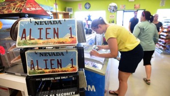 Toko suvenir semacam ini pun cukup banyak. Foto: Getty Images