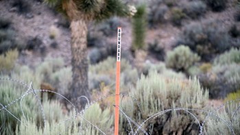 Pagar berduri juga jadi perlindungan lokasi Area 51. Medan menuju Area 51 sangat tidak ramah, sebagian jalannya tidak beraspal. Jika kehabisan bahan bakar, sulit pula untuk menemukan tempat penjualan bensin karena daerah itu sangat terisolasi. Sama pula situasinya jika kehabisan makanan atau minuman. Foto: Getty Images