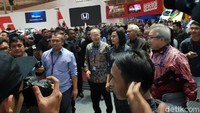 Sri Mulyani berkeliling dengan didampingi Ketua Umum Gaikindo Yohannes Nangoi dan Ketua I Gaikindo Jongkie D Sugiarto.