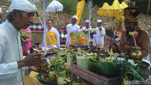 Puluhan umat Hindu di Tulungagung menggelar upacara Hari Raya Galungan. Acara tersebut berlangsung di Pura Jagad Tulungurip di Desa Wajak Kidul, Kecamatan Boyolangu.