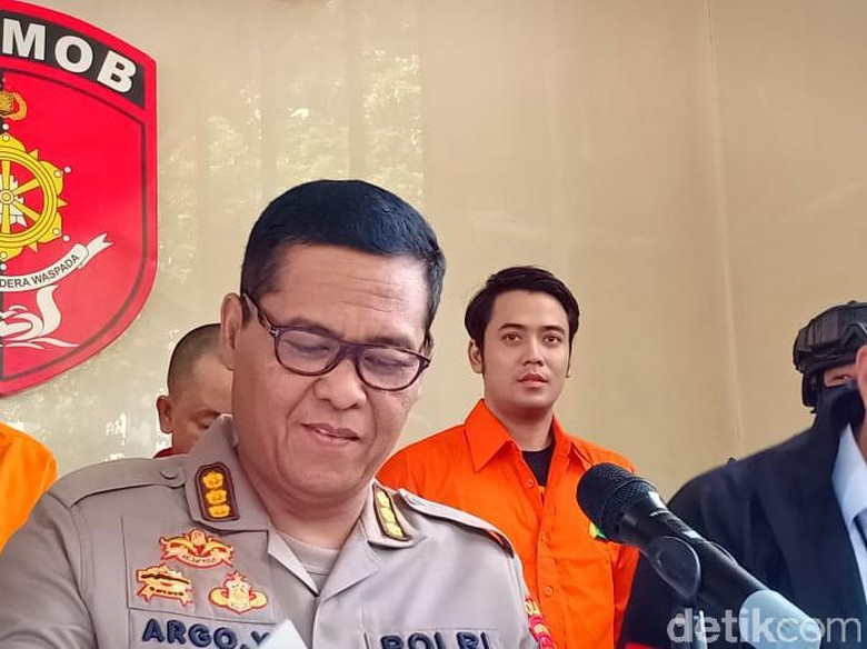 Kris Hatta Pukul Anthony yang Mencoba Melerai Ribut-ribut Kris Hatta Pukul Anthony yang Mencoba Melerai Ribut-ribut