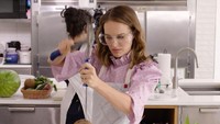 Natalie juga suka masak sambil bereksperimen lho. Ini pose seriusnya saat berusaha membuka kelapa dengan obeng dan palu.  Foto: Istimewa/Instagram @natalieportman