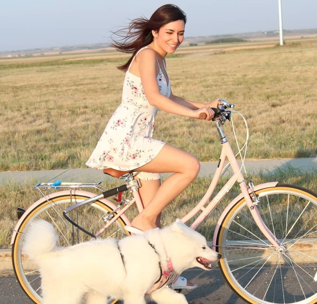 Ini Natalia Mogollon, gamer yang kontroversi karena melemper kucingnya, Milo saat ia streaming main game Apex Legend di Twiitch. Wanita yang akrab dipanggil Alinity ini pun membuat marah pecinta hewan peliharaan setelah video-nya itu jadi viral. Foto: Instagram