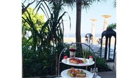 Jelang sore hari, ia disuguhi afternoon tea. Terlihat ada jajaran pastry manis dan gurih di hadapannya. Di meja Yoona juga terlihat cokelat dan kopi hangat lho. Foto: Instagram yoona_lim