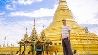 Saat di Myanmar, Wakker berkunjung ke Pagoda Uppatasanti. (plugmeintravel/Instagram)