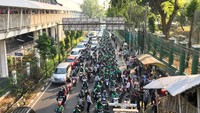 Ojek online (ojol) dapat dikatakan menyelesaikan persoalan lapangan pekerjaan di Indonesia. Ojol juga kerap dibutuhkan masyarakat sarana transportasi. Namun, di sisi lain keberadaan ojek online juga menimbulkan masalah baru di lalu lintas. Rolando/detikcom