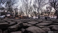 Lokasi tanah retak ini berada persis di bibir Pantai Anom.
