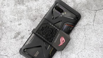 Agar selama memainkan game bodi ponsel ini tidak panas, dihadirkan teknologi pendingin 3D vapor chamber. Agar maksimal disediakan pula aksesori kipas pendingin. Foto: Sina Mobile